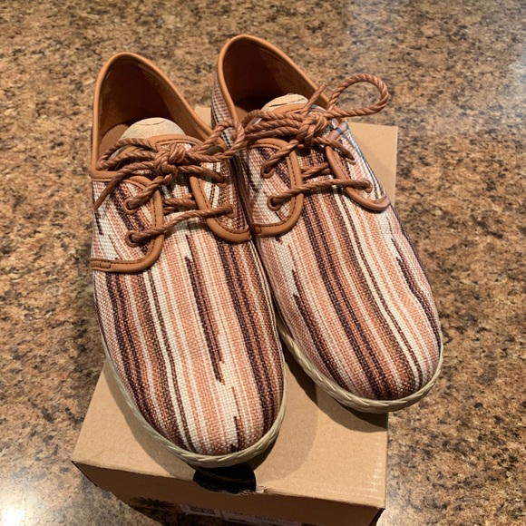 EUC Girls 7 Ugg J I Heart Kai Serape Shoes Striped - Picture 2 of 8